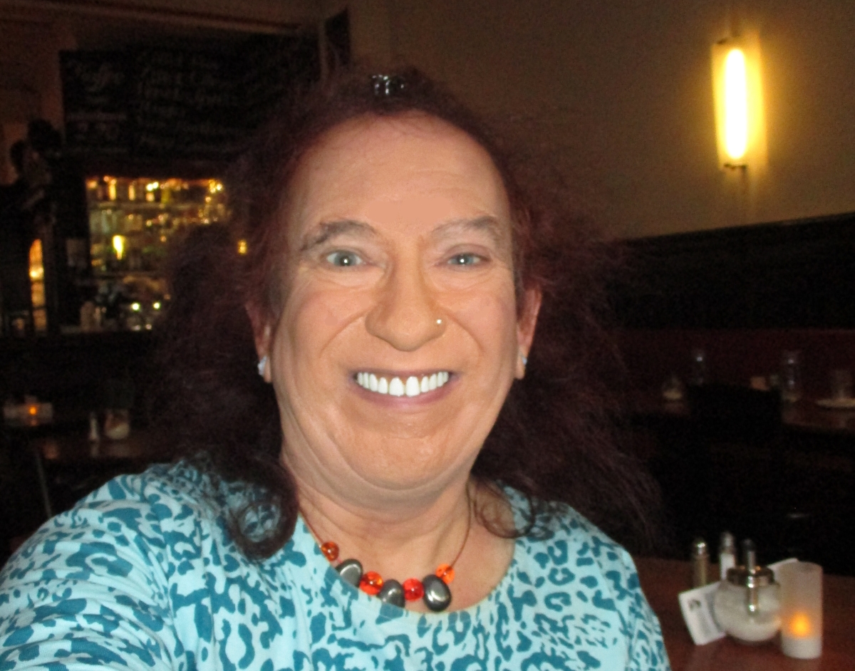 Chris Uray Kaffeehaus Frau Goethestrasse München Poesie Lyrik Poesieboten Schnipselpoesie mobile Litfasssäule