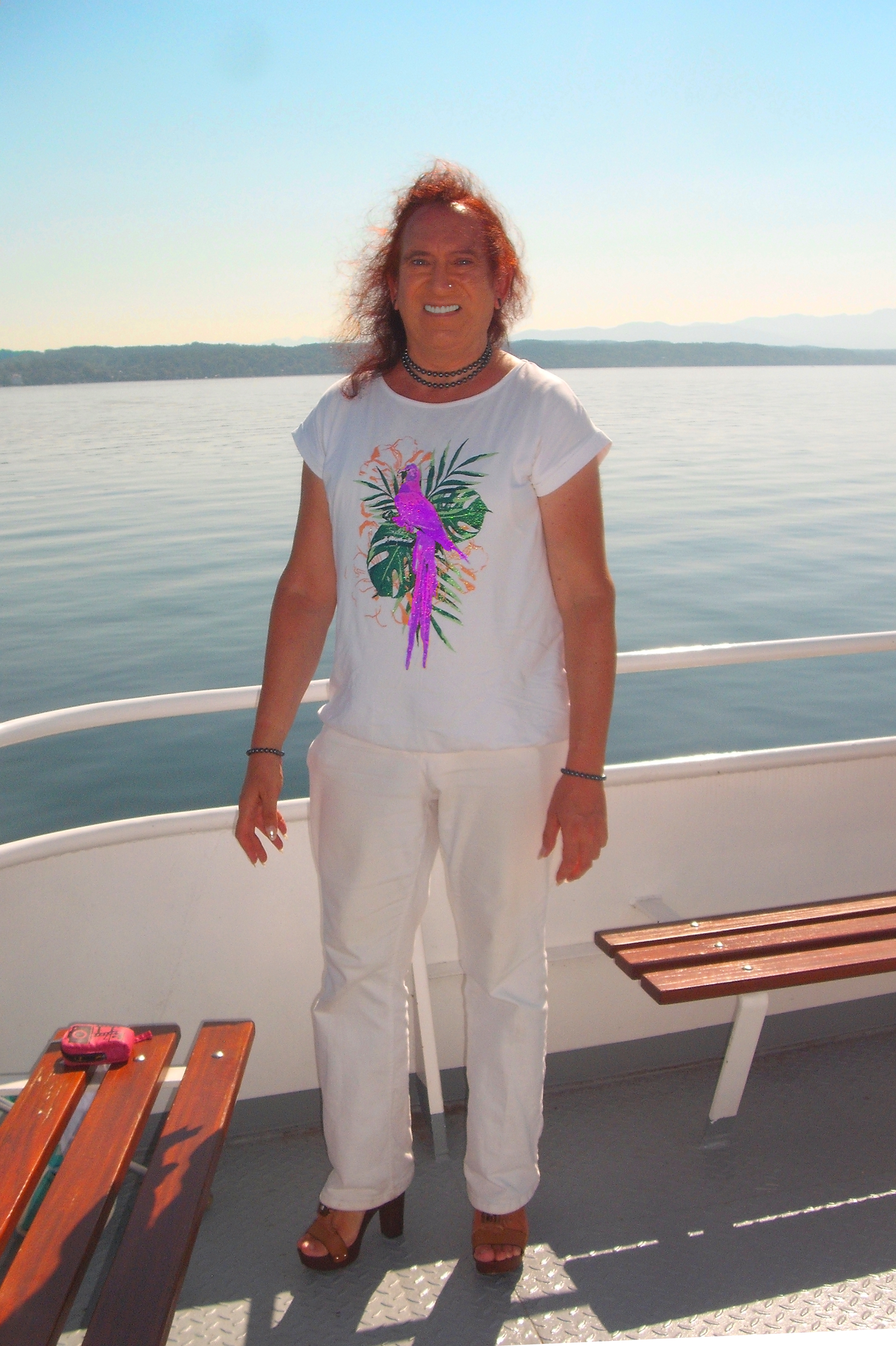 Chris Uray Frauenrechte Frau Powerfrau High Heels Zoccoli lila Selbstbewusstsein Stärke Gelassenheit Heiterkeit Menschenrechte Selbstbestimmung