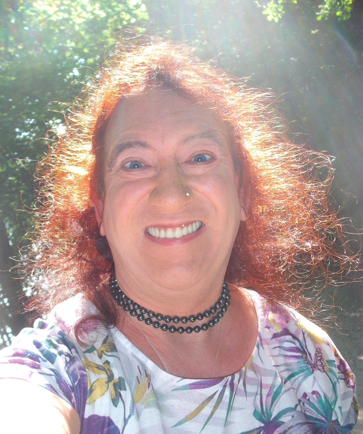 Chris Uray Frau Dame Meditation Gelassenheit Selbstfindung Erleuchtung Heiterkeit Lachen Freude Licht Liebe Selbstbewusstsein